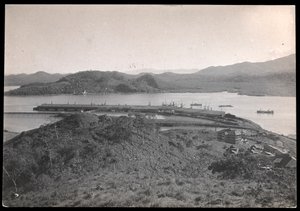 Vista de edificios y muelles en Balboa, Panamá, la entrada del Pacífico al canal